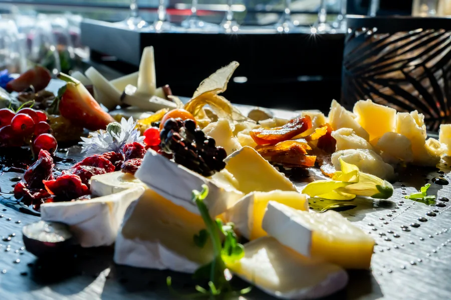 Sieru un augļu plate ar svaigiem augļiem